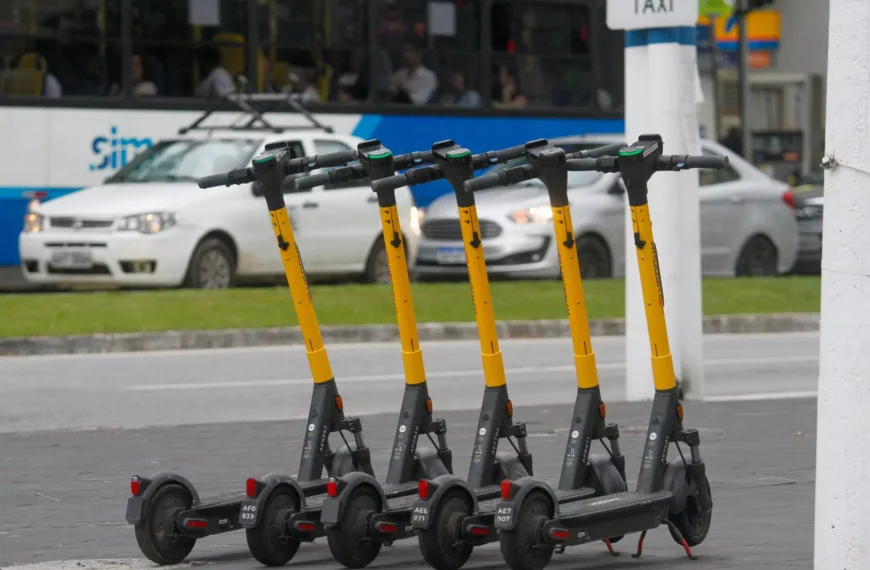 Patinetes elétricos continuarão fazendo parte da rotina em Florianópolis por mais dois anos